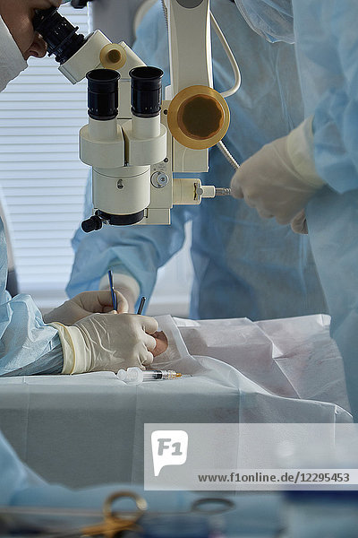 Chirurgen,  die Augenoperationen an Patienten im Krankenhaus durchführen