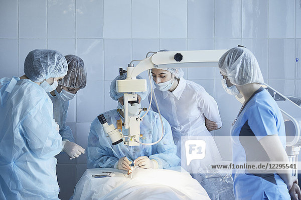 Medizinisches Team bei der Operation des Patienten im Krankenhaus