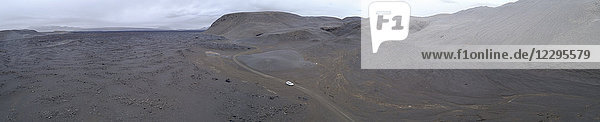 Panoramablick vom Auto auf der Straße gegen den Himmel  Kverkfjöll  Island