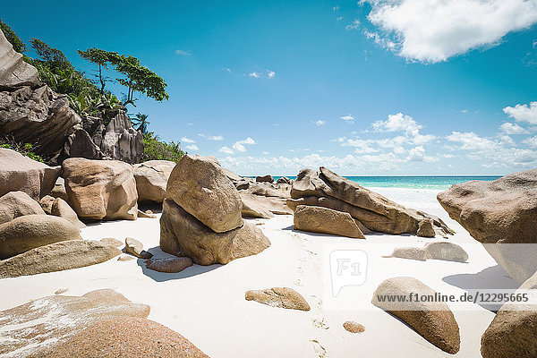 Felsen am Strand gegen den blauen Himmel bei Sonnenschein  Insel La Digue  Seychellen