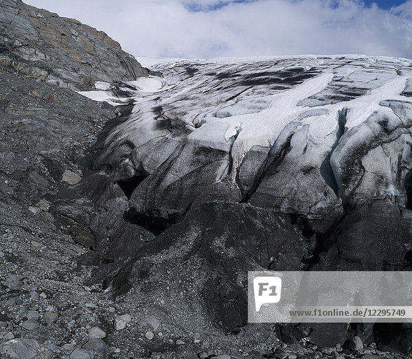 Gefrorene Felsklippe gegen den Himmel  Vatnajökull  Island