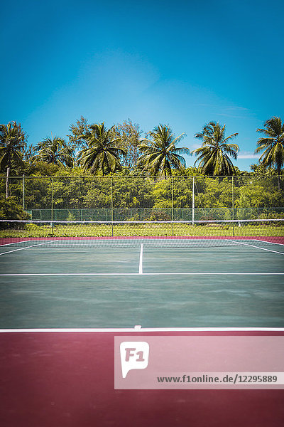 Tennisplatz gegen blauen Himmel