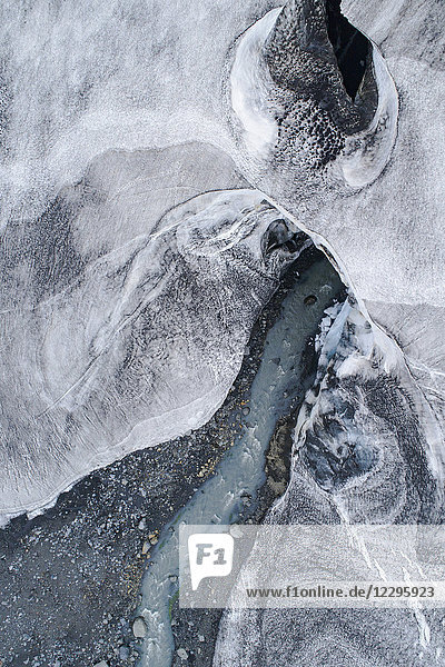 Drohnenansicht des durch den Gletscher fließenden Baches  Kverkfjöll  Island