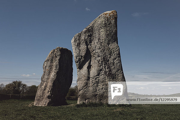 Stehende Steine im Feld gegen den Himmel  Avebury  Wiltshire  Großbritannien