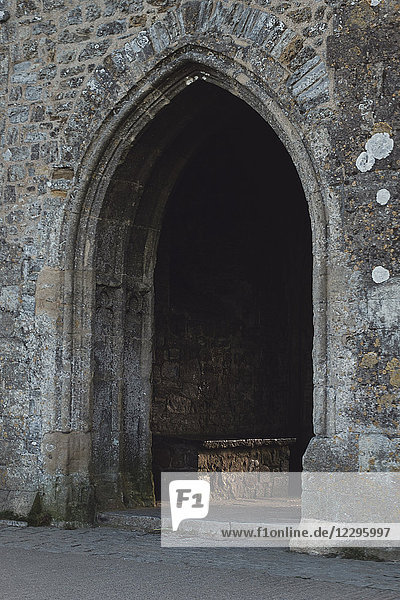Gewölbter Eingang des historischen Gebäudes  Glastonbury Tor  Somerset  Vereinigtes Königreich