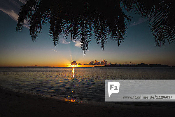 Blick auf das Meer gegen den Himmel bei Sonnenuntergang  Insel La Digue  Seychellen
