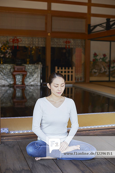 Japanerin in einem Tempel