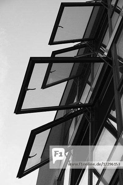 Niederwinkelansicht der offenen Fenster des Gebäudes gegen den Himmel