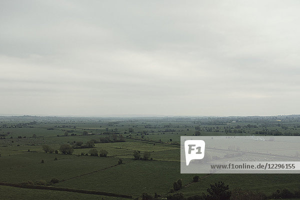 Blick auf die idyllische grüne Landschaft gegen den Himmel  Glastonbury  Somerset  Großbritannien