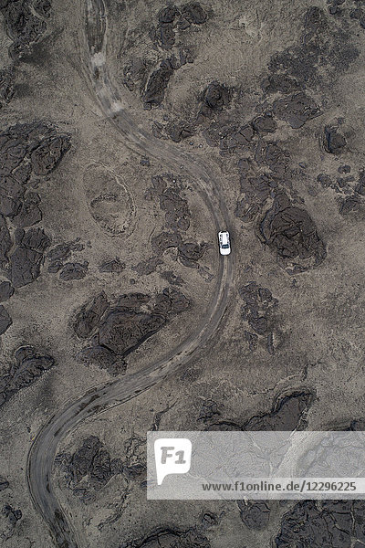 Luftaufnahme des Autos auf unbefestigtem Weg über karger Landschaft  Kverkfjöll  Island