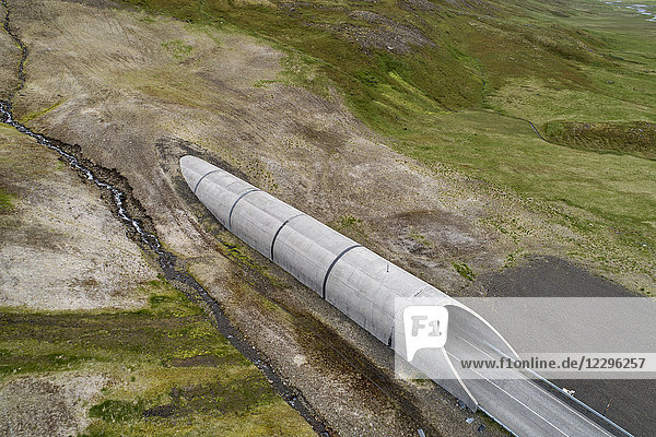 Luftaufnahme des Tunnels durch die Landschaft  Island
