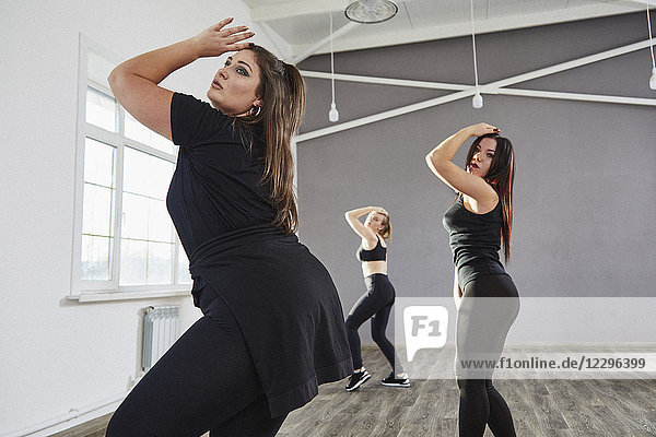 Seitenansicht der tanzenden Frauen im Studio