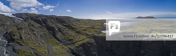 Panoramablick auf felsige Berge gegen den Himmel  Island