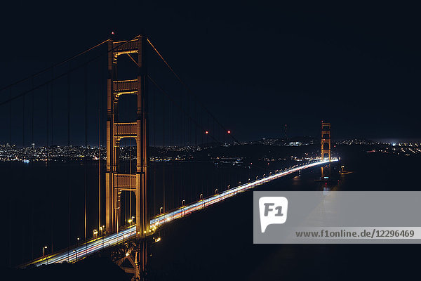Hochwinkelansicht der Golden Gate Bridge bei Nacht  San Francisco  Kalifornien