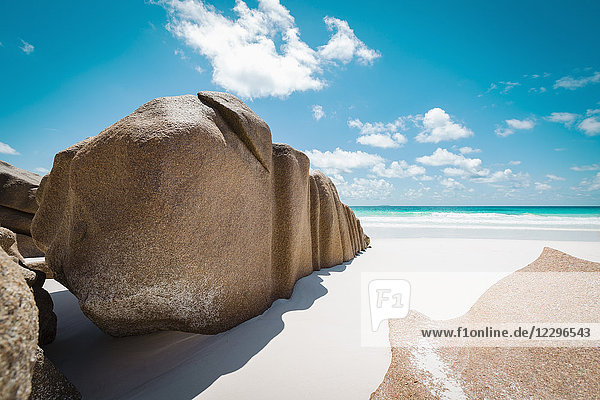Felsen am Strand gegen den blauen Himmel bei Sonnenschein  Insel La Digue  Seychellen