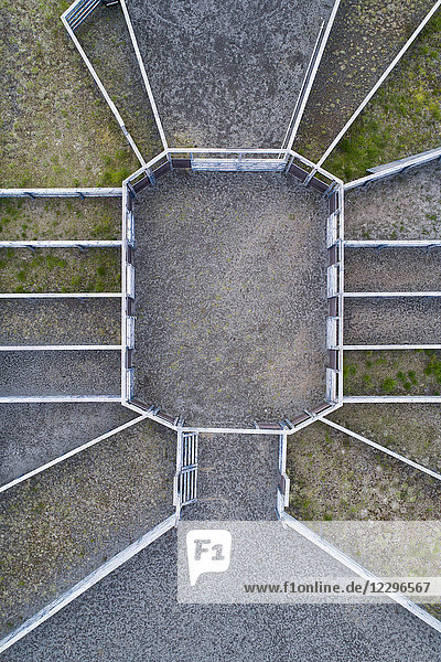 Drohnenansicht der gebauten Struktur auf dem Feld  Highlands  Island