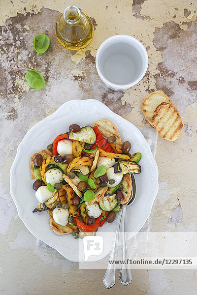 Gegrillter Gemüsesalat mit Oliven  Kapern und Mozzarella