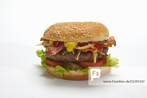Ein Hamburger mit Speck und Käse auf einer weißen Fläche
