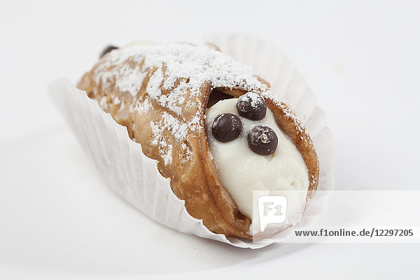 Ein süsses Cannelloni mit Cremefüllung im Papierförmchen