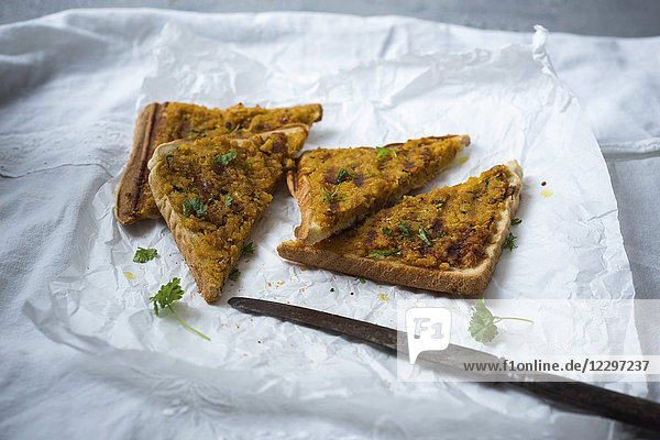 Toast mit veganem Kichererbsen-Curry-Aufstrich bestrichen