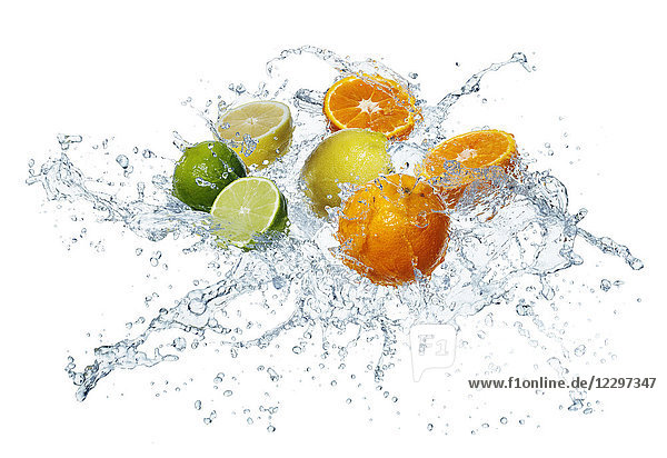 Zitrusfrüchte in einem Spritzer Wasser