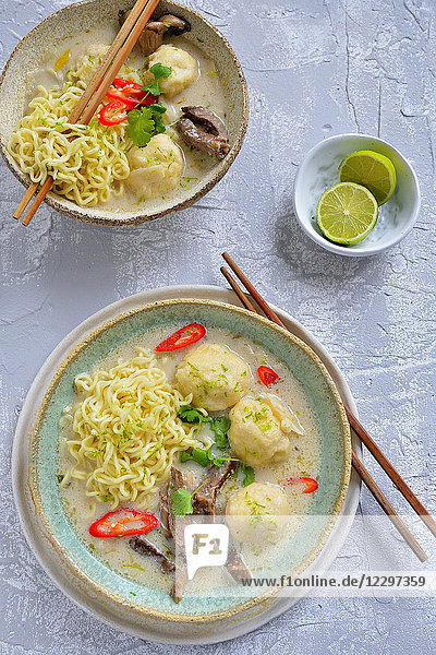 Thai-Suppe mit Chow-Mein-Nudeln  Fischfleisch und Chili