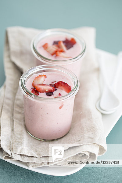 Joghurtdessert mit Sahne  frischen Erdbeeren und Erdbeermarmelade