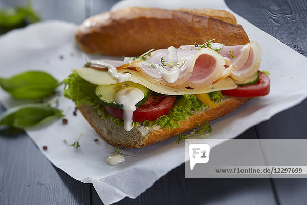 Ein Sandwich mit Schinken  Käse  Mayonnaise und Kresse