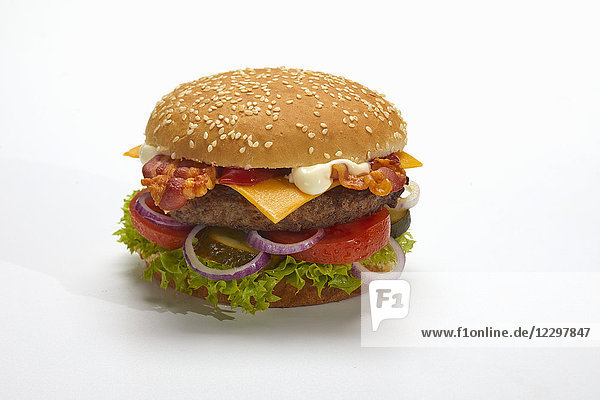 Ein Hamburger mit Speck und Käse auf einer weißen Fläche