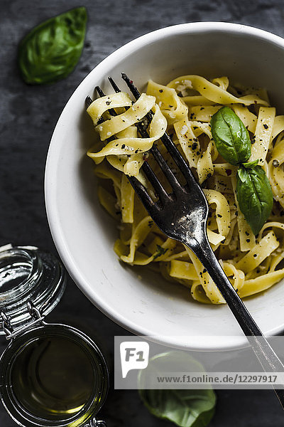 Fettuccini mit Zitrone, Basilikumsauce, Parmesan und schwarzem Pfeffer