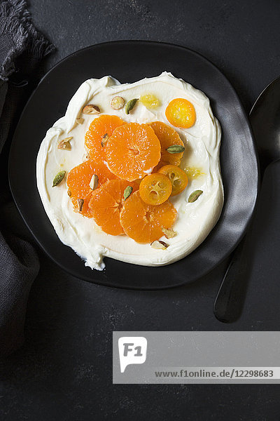 Griechischer Joghurt mit Orangenspalten  Kardamom und Honig