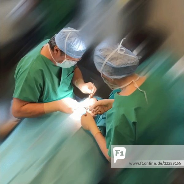 Hohe Winkelansicht von zwei plastischen Chirurgen bei der Durchführung einer Operation