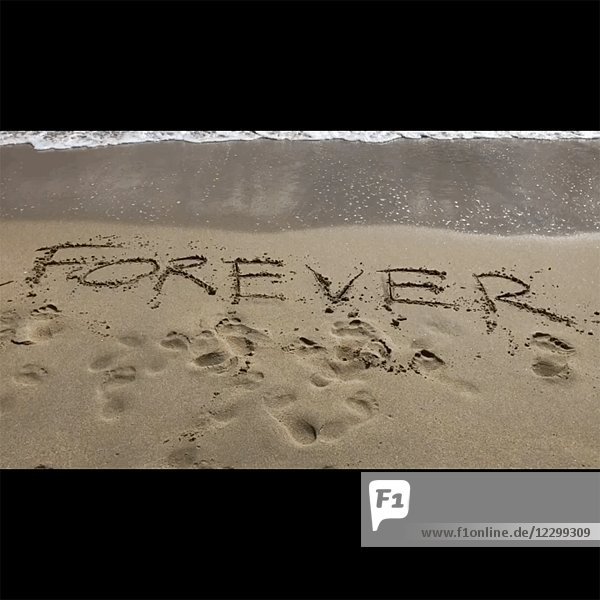 Für immer in den Sand geschriebene Botschaft am Strand