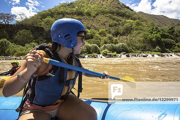 Seitenansicht einer abenteuerlustigen Frau beim Wildwasser-Rafting auf dem unteren Urubamba-Fluss  Santa Maria  Peru