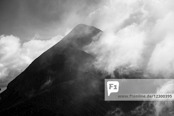 Majestätischer Blick auf den in Wolken gehüllten Vulkan Fuego  Guatemala