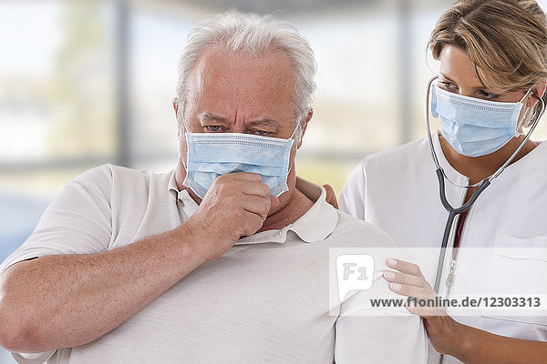 Arzt und Patient tragen eine Maske.