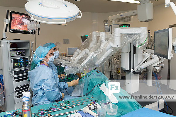 Reportage on a kidney transplant in the urology service of Nice Hospital  France. The kidney is taken from a living related donor  the recipient’s wife. Removing the donor's kidney with the da Vinci robot. The intern handles aspiration and the ratcheted forceps to expose tissue.