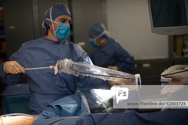 Reportage aus dem gynäkologischen Operationssaal der Lenval-Klinik in Nizza  Frankreich. Diagnose-Laparoskopie bei Verdacht auf Endometriose bei einer Patientin  die an Unfruchtbarkeit leidet. Einrichten der Ausrüstung  Installation der Kamera.