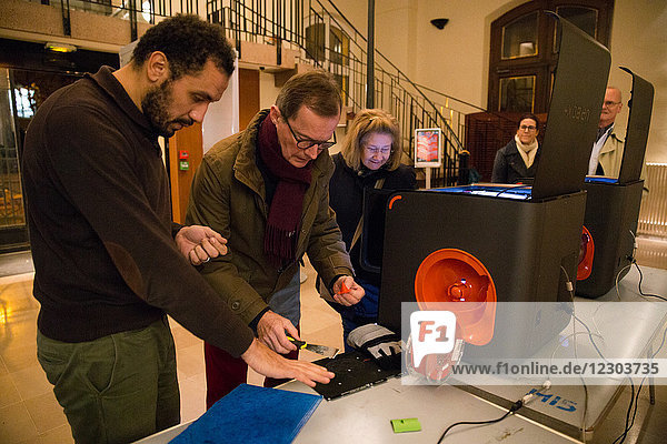 Reportage über die 3D-Druck-Abende   die vom Rathaus des 15. Arrondissements von Paris organisiert werden. Dabei werden 3D-Drucker kostenlos zur Verfügung gestellt  damit die Einwohner den Umgang mit diesem Hightech-Werkzeug lernen können.