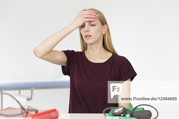 Weibliche Patientin  die wegen Kopfschmerzen konsultiert wird.