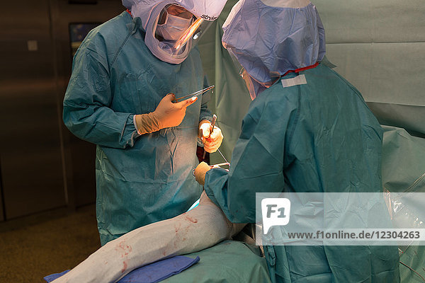Reportage aus der orthopädischen Chirurgie der Klinik Saint George  Nizza  Frankreich. Einsetzen einer doppelt beweglichen Hüftprothese bei einem Patienten mit Osteonekrose. Nähen.