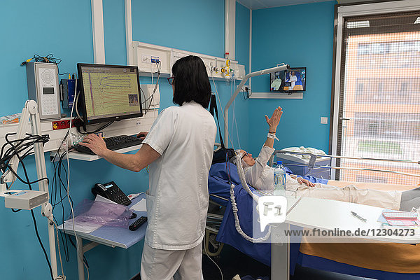 Reportage in der epileptologischen Abteilung des Krankenhauses von Nizza  Frankreich. Langzeit-EEG (3 Tage) zur Kontrolle einer partiellen Epilepsie. Die Krankenschwester führt Tests durch  um zu prüfen  ob die Elektroden richtig angebracht sind.