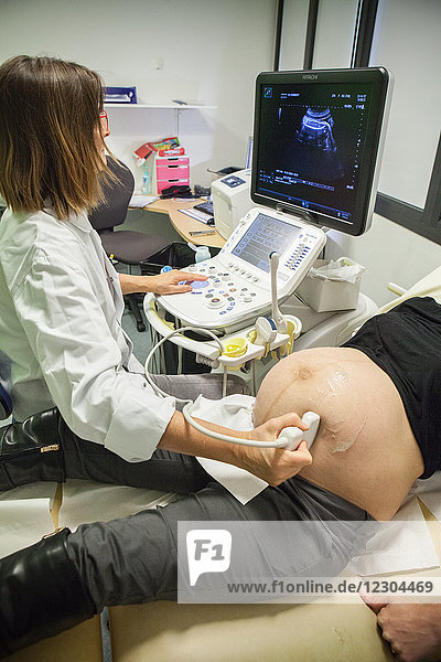Reportage in der Entbindungsklinik in Chambéry  Frankreich. Eine Kontrolluntersuchung einige Tage vor dem Geburtstermin.