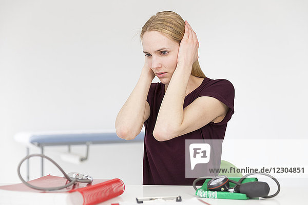 Weibliche Patientin  die wegen Ohrenschmerzen konsultiert wird.
