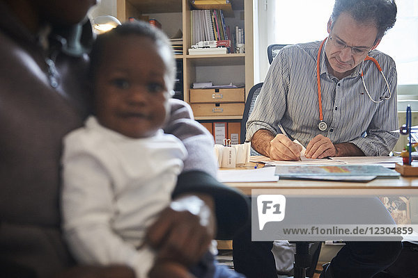Reportage über einen Kinderarzt  der sich auf Bindungstheorie spezialisiert hat  in Lyon  Frankreich. Eine Konsultation im Alter von 10 Monaten.