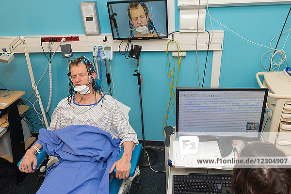 Reportage aus der Epileptologieabteilung des Krankenhauses von Nizza  Frankreich. Epilepsie-Diagnose: EEG bei einem 52-jährigen Patienten  der nach einer Reihe von Anfällen in die Neurologie eingeliefert wurde. Das EEG misst die elektrische Aktivität des Gehirns.