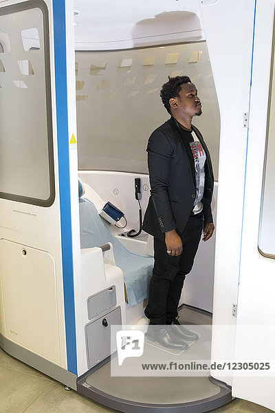 E-Health-Monitoring-Stand für Studenten mit studentischer Krankenversicherung in Paris  Frankreich. Die Studenten können sich per Ferndiagnose untersuchen lassen  wobei sie von angepassten Videos angeleitet werden. Messung von Gewicht  Größe und Körpermasse (BMI).