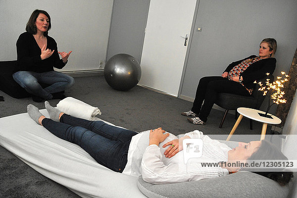 Sophrologie-Sitzung in der Praxis einer Hebamme in Ham  Frankreich. Geburtsvorbereitungskurs für zwei Frauen  die im achten Monat schwanger sind.