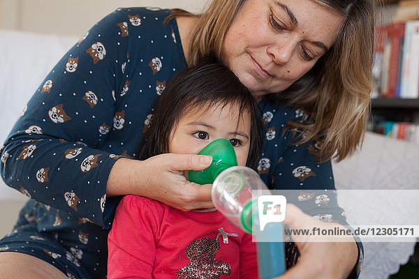 17 Monate altes Baby  das einen Inhalator benutzt.