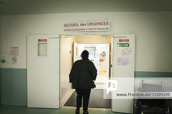 Reportage aus der Notaufnahme für Entbindungen  Gynäkologie und Geburtshilfe im Krankenhaus Métropole  Chambéry  Frankreich.